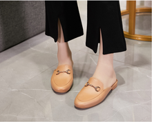 Load image into Gallery viewer, Korea Fashion Chain Square Kulit Kepala Sandal Bulu Wanita High-End Sepatu Kasual ALL-Match Real Wool Non -Slip Asing
